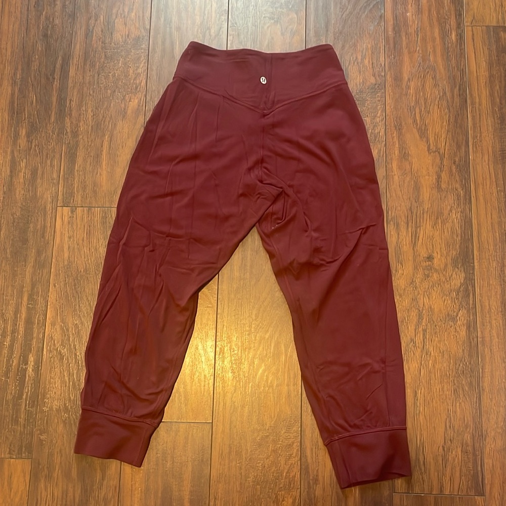Lululemon Women’s Yoga Align High-Rise Joggers, Size 6, Merlot/Maroon. Cropped
